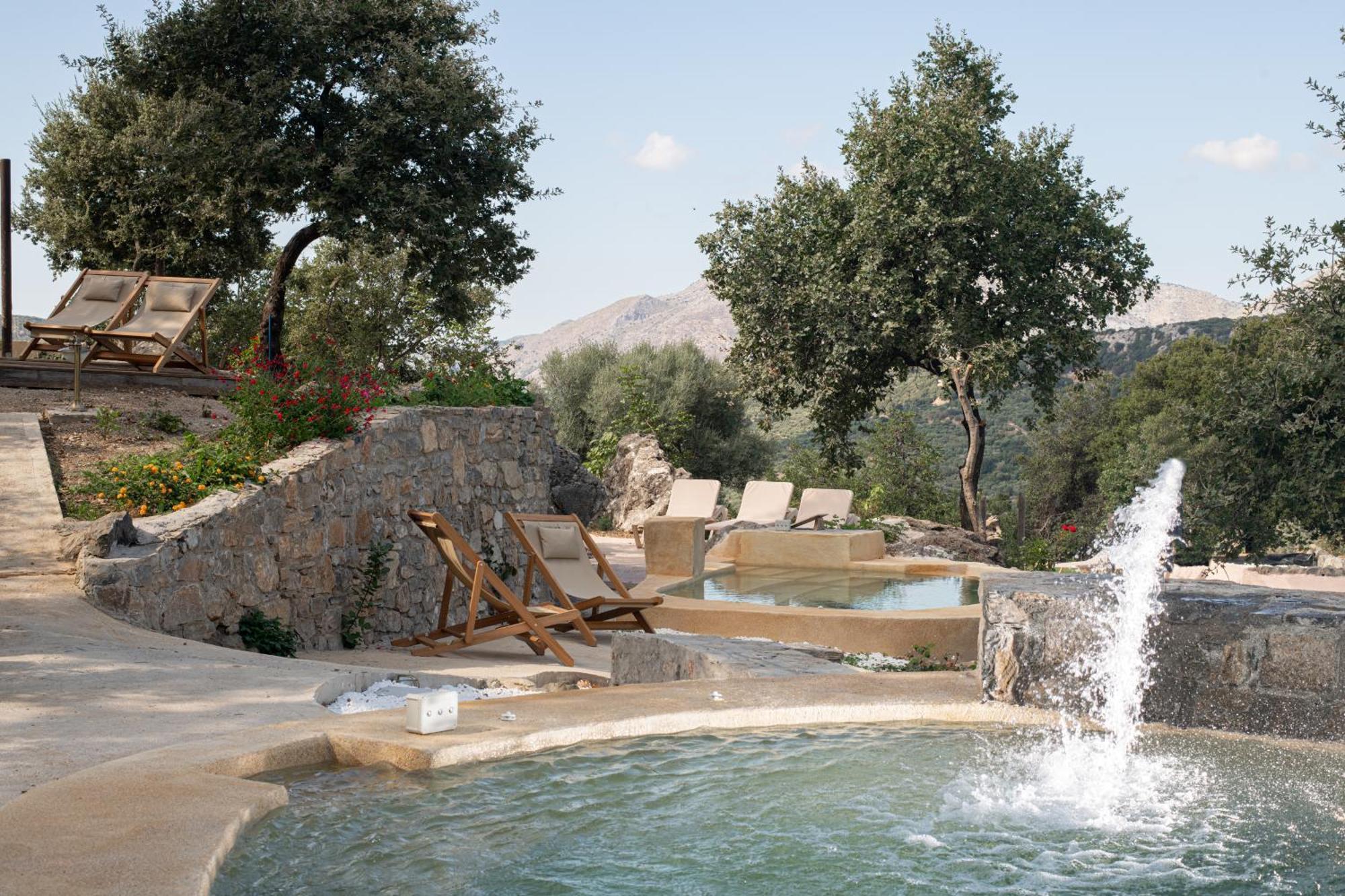 מלון דירות Enagron Ecotourism Village 3*