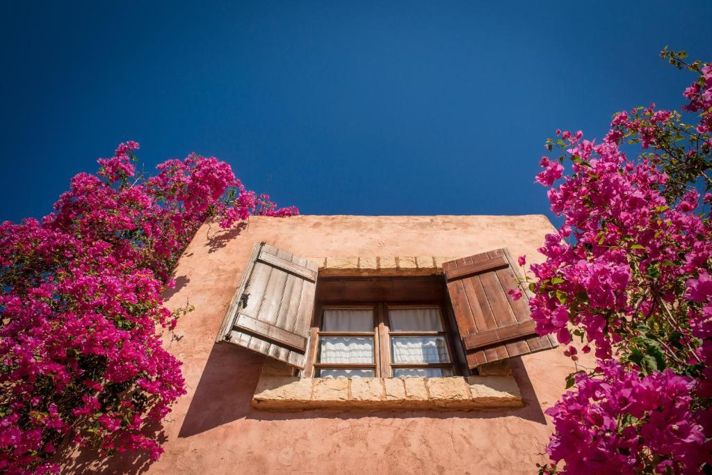 מלון דירות Enagron Ecotourism Village 3*