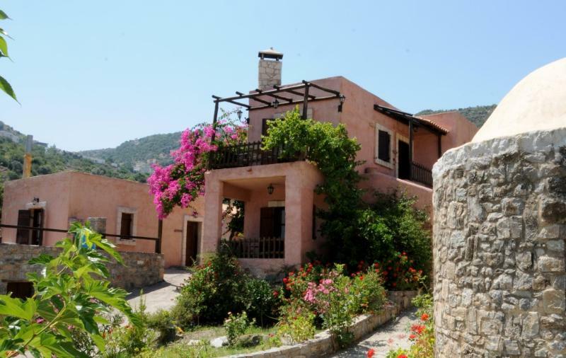 מלון דירות Enagron Ecotourism Village 3*
